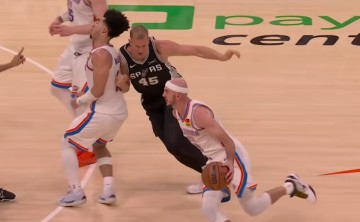 一级恶意！NBA官方追加升级普拉姆利犯规：天王山蓄力撞翻麦凯恩